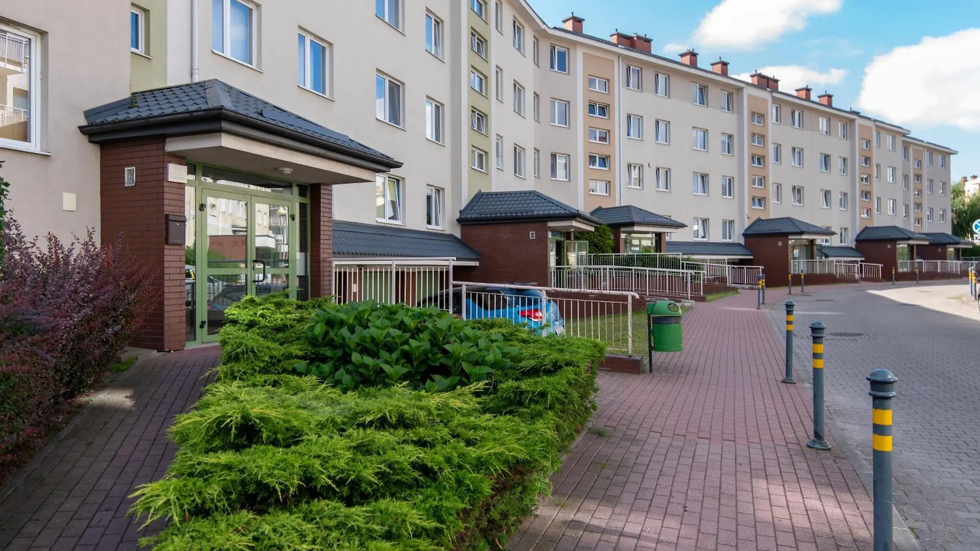 Gdansk Rogalinska Apt - Parking, Balcony&Workspace - By Rentujemy 0*,  Poland